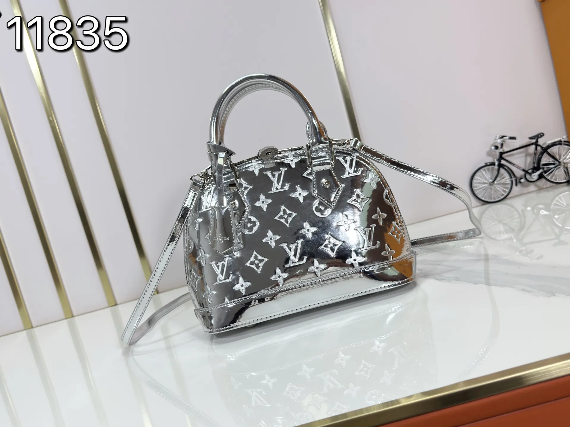 P240 M11835 M53151 M53152 The Alma medium handbag in the LVSki series draws inspiration from the Louis Vuitton archive hard box, rendering the Monogram embossed coated canvas with a new Monogram Miroir effect, highlighting the concept of retro futurism. Spacious interior patch pockets ensure organized storage. Size: 23.5x17.5x11.5cm