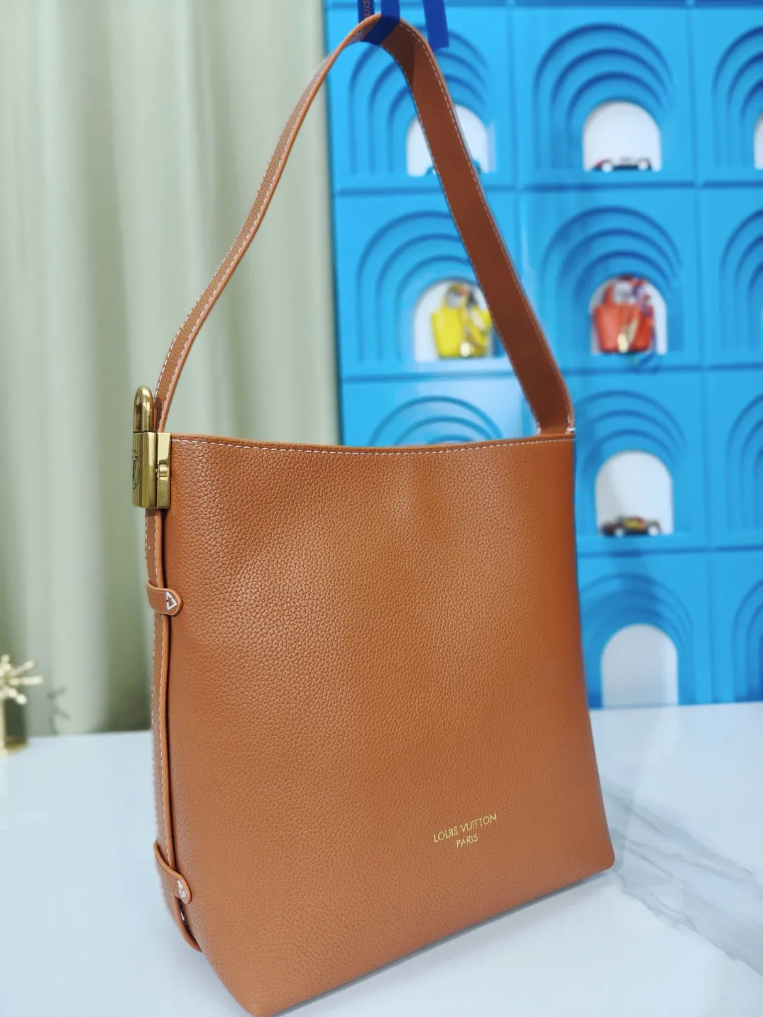 P large 280 💰 small 260 💰 Upgraded original (imitation original) m24988 m24974 m24856 m25022 m25352 m125353m25354 This lowkey hobo handbag is made of smooth cow leather with a surface cow leather lining. It can accommodate short wallets, large smartphones, keys and other small items. The shoulder strap is adjustable with a padlock buckle, and the removable monogram canvas zippered interior pocket provides neat storage. Size: large 31.0x35.0x18.0 cm (length x height x width), small 24.0x28.0x16.0 cm (length x height x width)