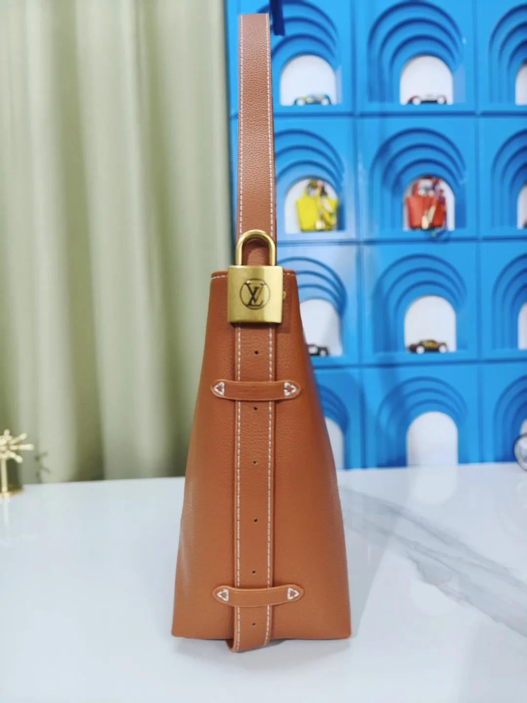 P large 280 💰 small 260 💰 Upgraded original (imitation original) m24988 m24974 m24856 m25022 m25352 m125353m25354 This lowkey hobo handbag is made of smooth cow leather with a surface cow leather lining. It can accommodate short wallets, large smartphones, keys and other small items. The shoulder strap is adjustable with a padlock buckle, and the removable monogram canvas zippered interior pocket provides neat storage. Size: large 31.0x35.0x18.0 cm (length x height x width), small 24.0x28.0x16.0 cm (length x height x width)
