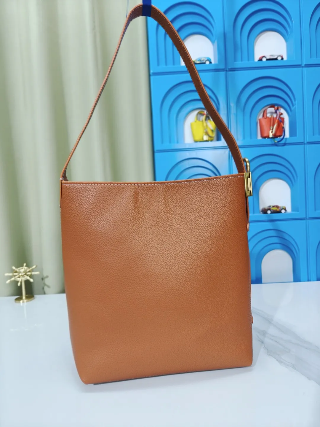 P large 280 💰 small 260 💰 Upgraded original (imitation original) m24988 m24974 m24856 m25022 m25352 m125353m25354 This lowkey hobo handbag is made of smooth cow leather with a surface cow leather lining. It can accommodate short wallets, large smartphones, keys and other small items. The shoulder strap is adjustable with a padlock buckle, and the removable monogram canvas zippered interior pocket provides neat storage. Size: large 31.0x35.0x18.0 cm (length x height x width), small 24.0x28.0x16.0 cm (length x height x width)