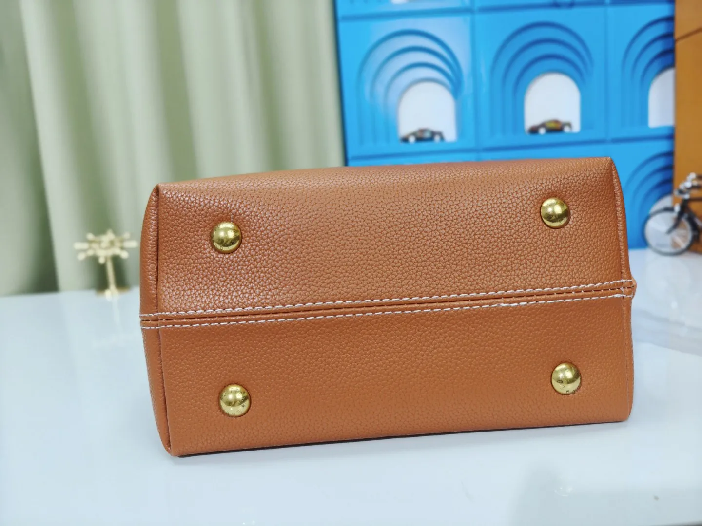 P large 280 💰 small 260 💰 Upgraded original (imitation original) m24988 m24974 m24856 m25022 m25352 m125353m25354 This lowkey hobo handbag is made of smooth cow leather with a surface cow leather lining. It can accommodate short wallets, large smartphones, keys and other small items. The shoulder strap is adjustable with a padlock buckle, and the removable monogram canvas zippered interior pocket provides neat storage. Size: large 31.0x35.0x18.0 cm (length x height x width), small 24.0x28.0x16.0 cm (length x height x width)
