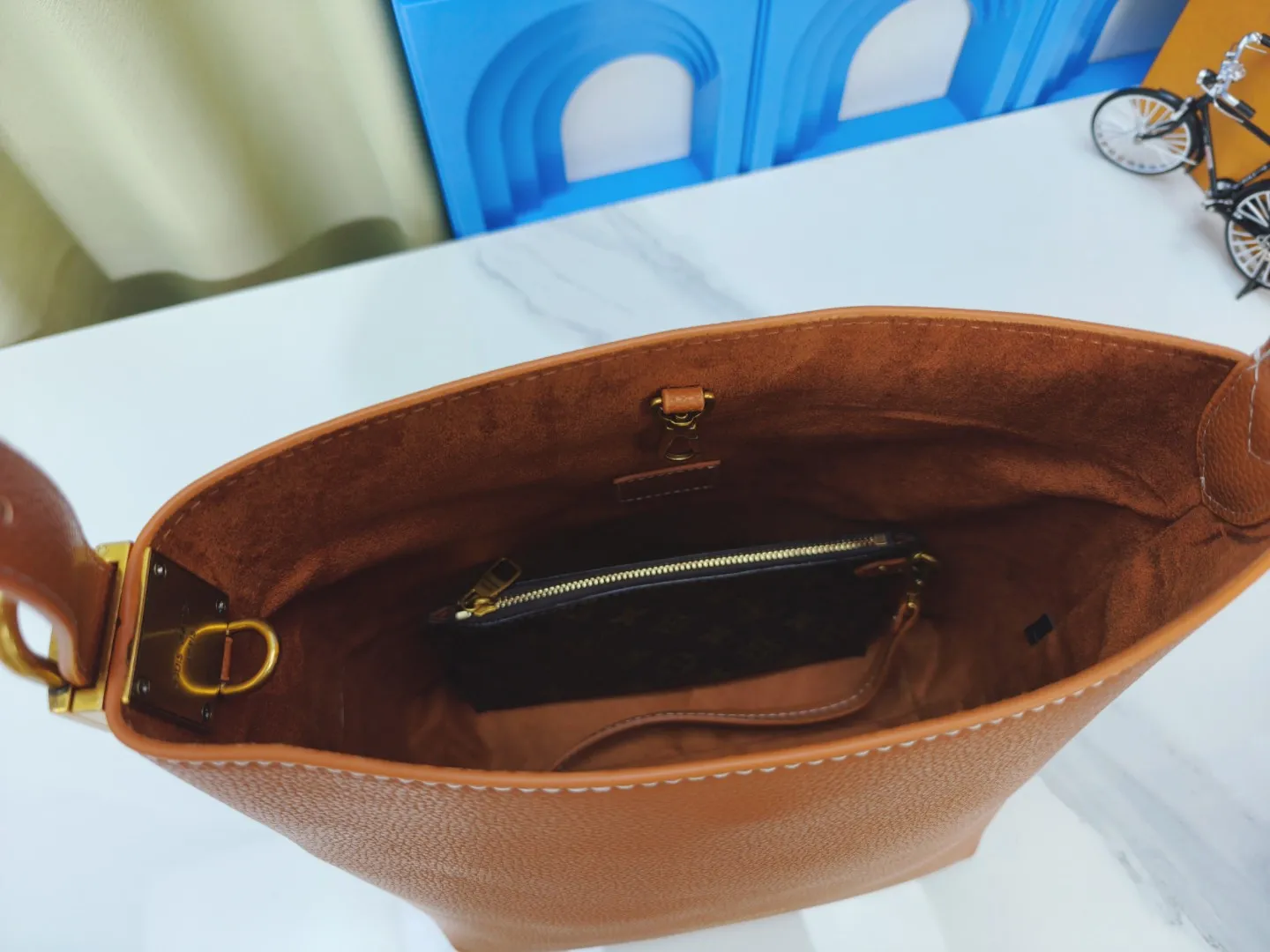 P large 280 💰 small 260 💰 Upgraded original (imitation original) m24988 m24974 m24856 m25022 m25352 m125353m25354 This lowkey hobo handbag is made of smooth cow leather with a surface cow leather lining. It can accommodate short wallets, large smartphones, keys and other small items. The shoulder strap is adjustable with a padlock buckle, and the removable monogram canvas zippered interior pocket provides neat storage. Size: large 31.0x35.0x18.0 cm (length x height x width), small 24.0x28.0x16.0 cm (length x height x width)
