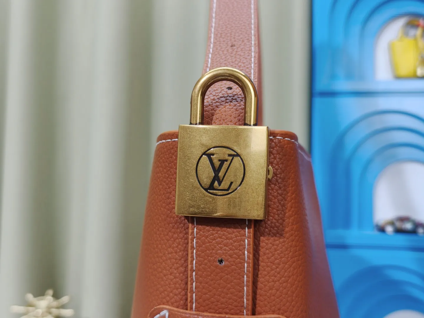P large 280 💰 small 260 💰 Upgraded original (imitation original) m24988 m24974 m24856 m25022 m25352 m125353m25354 This lowkey hobo handbag is made of smooth cow leather with a surface cow leather lining. It can accommodate short wallets, large smartphones, keys and other small items. The shoulder strap is adjustable with a padlock buckle, and the removable monogram canvas zippered interior pocket provides neat storage. Size: large 31.0x35.0x18.0 cm (length x height x width), small 24.0x28.0x16.0 cm (length x height x width)