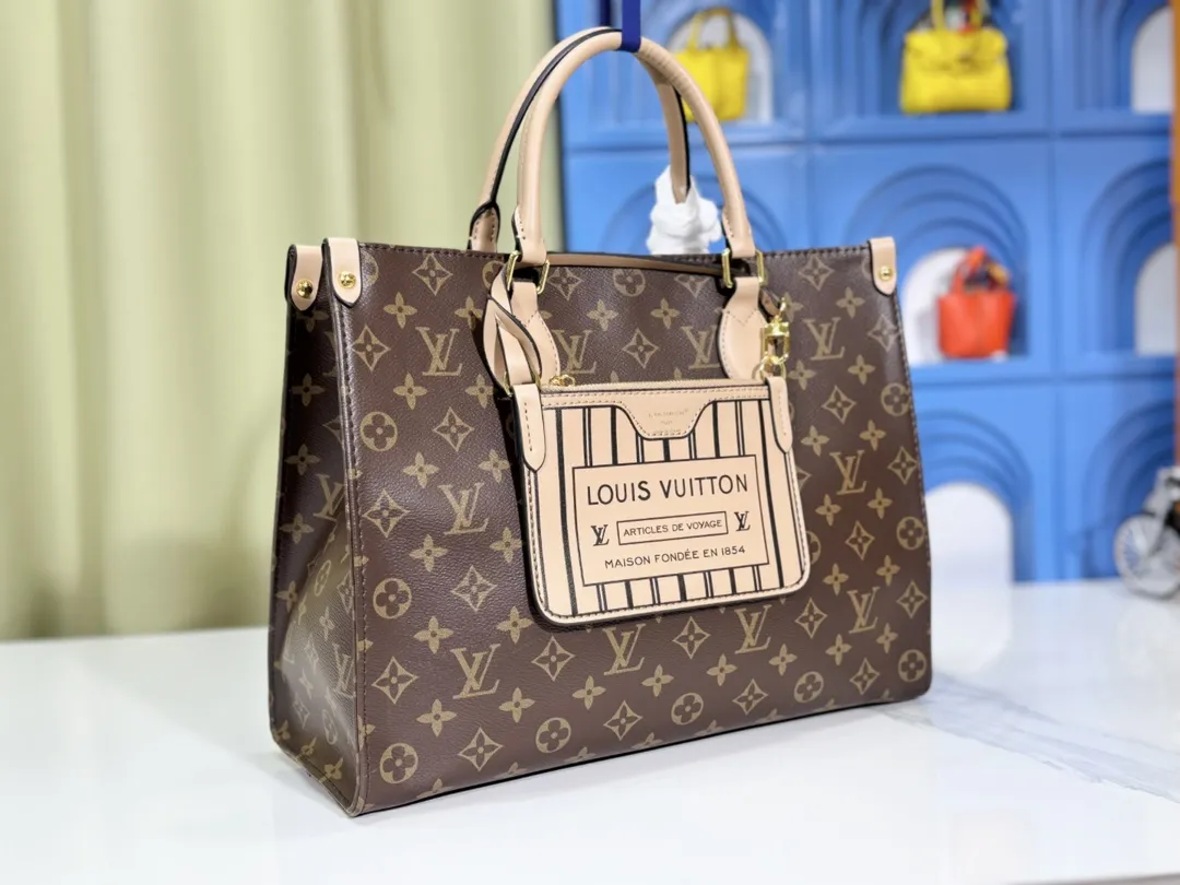 P280💰Upgraded original version 🔥New style🔥M45039 M45321 M44571 This Onthego medium handbag is decorated with classic Monogram canvas and Monogram Reverse canvas on both sides, presenting different styles at will. Toron's dual handles and shoulder strap allow for a variety of carrying options. Dimensions: 34.0 x 26.0 x 13.0 cm (length x height x width)