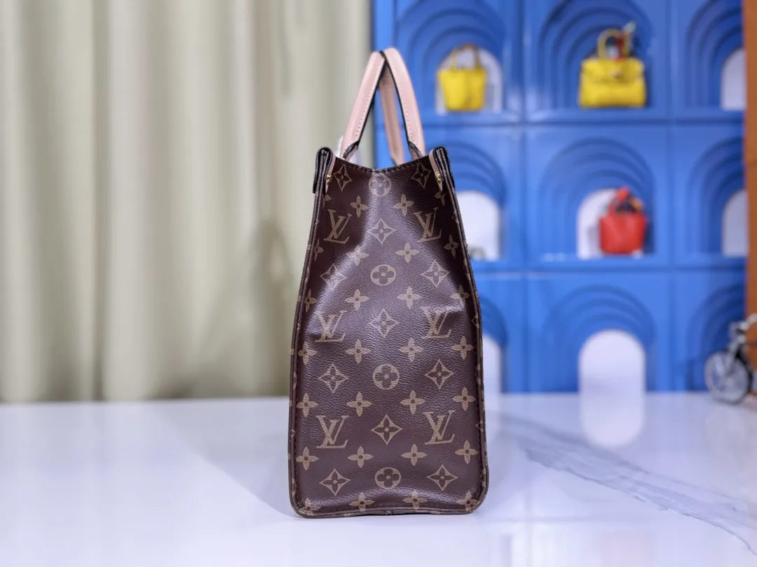 P280💰Upgraded original version 🔥New style🔥M45039 M45321 M44571 This Onthego medium handbag is decorated with classic Monogram canvas and Monogram Reverse canvas on both sides, presenting different styles at will. Toron's dual handles and shoulder strap allow for a variety of carrying options. Dimensions: 34.0 x 26.0 x 13.0 cm (length x height x width)