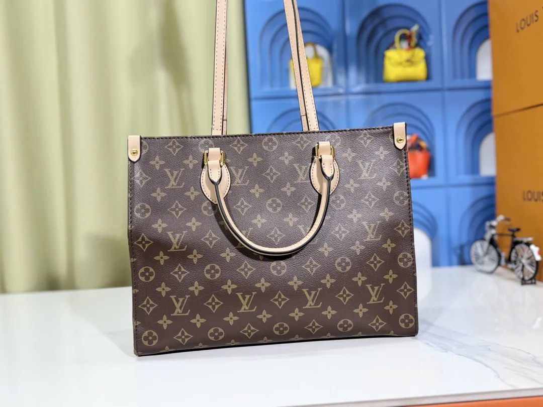 P280💰Upgraded original version 🔥New style🔥M45039 M45321 M44571 This Onthego medium handbag is decorated with classic Monogram canvas and Monogram Reverse canvas on both sides, presenting different styles at will. Toron's dual handles and shoulder strap allow for a variety of carrying options. Dimensions: 34.0 x 26.0 x 13.0 cm (length x height x width)