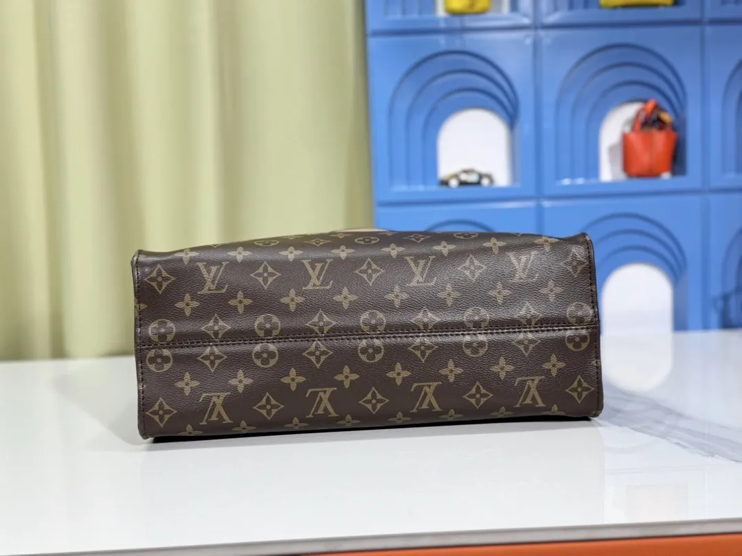 P280💰Upgraded original version 🔥New style🔥M45039 M45321 M44571 This Onthego medium handbag is decorated with classic Monogram canvas and Monogram Reverse canvas on both sides, presenting different styles at will. Toron's dual handles and shoulder strap allow for a variety of carrying options. Dimensions: 34.0 x 26.0 x 13.0 cm (length x height x width)