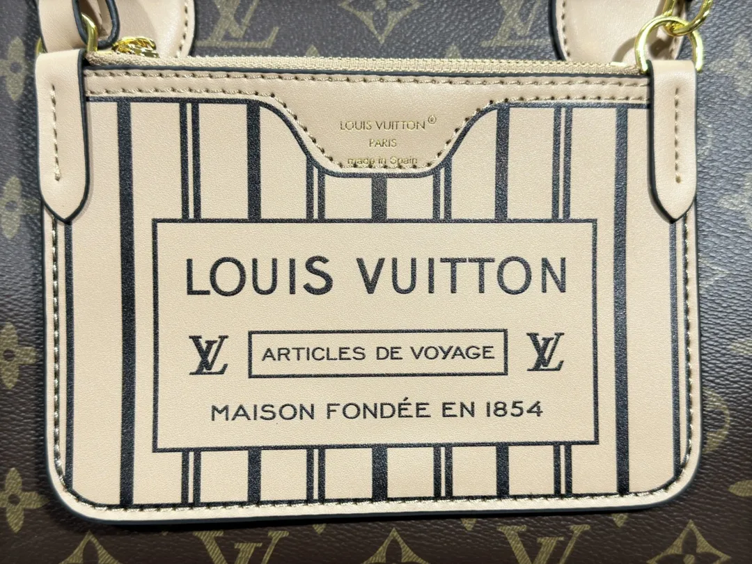 P280💰Upgraded original version 🔥New style🔥M45039 M45321 M44571 This Onthego medium handbag is decorated with classic Monogram canvas and Monogram Reverse canvas on both sides, presenting different styles at will. Toron's dual handles and shoulder strap allow for a variety of carrying options. Dimensions: 34.0 x 26.0 x 13.0 cm (length x height x width)