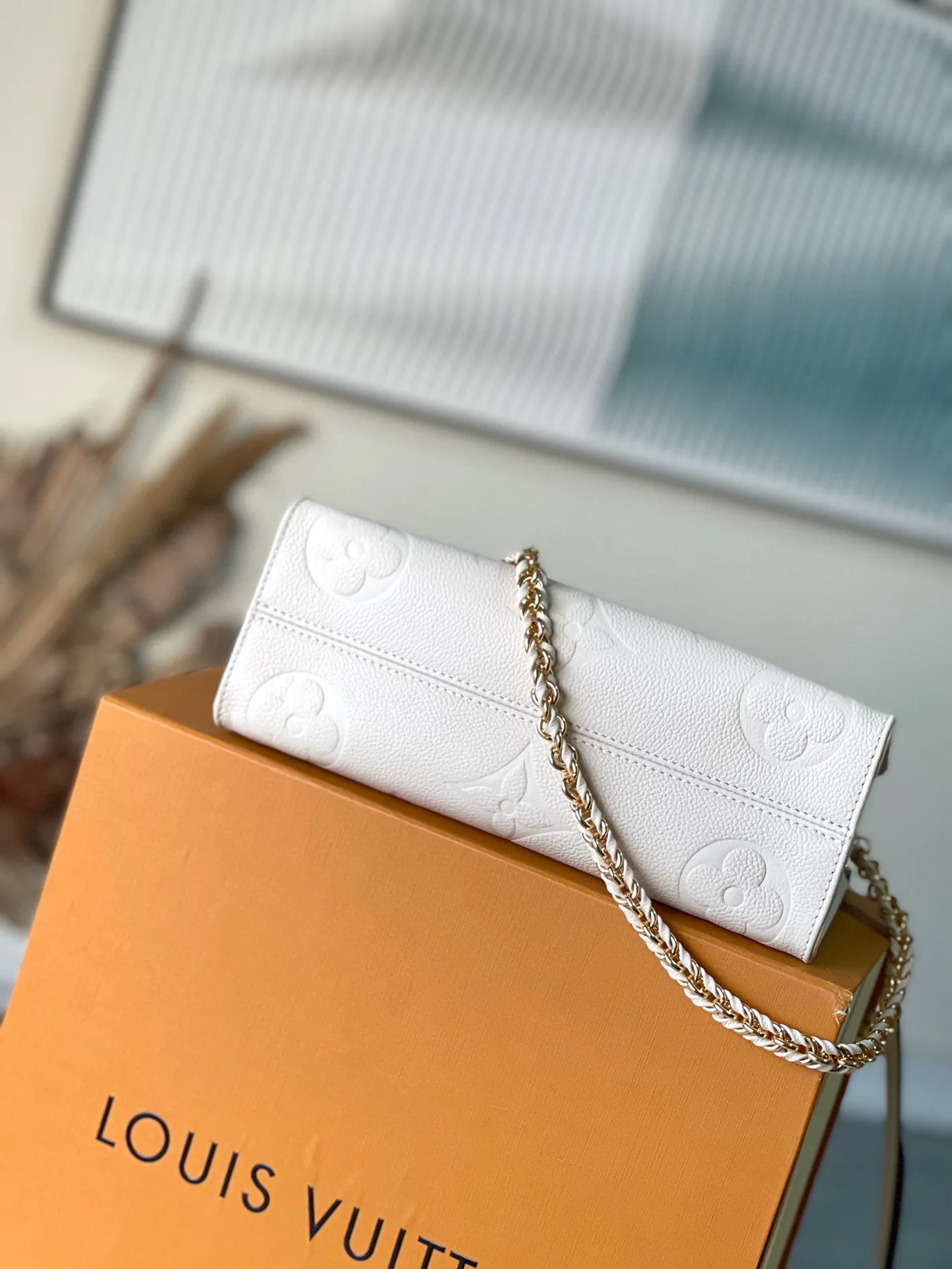 💰1060 (first-grain leather) top original order M23698 white This OnTheGo East West handbag introduces the OnTheGo small tote bag design. It uses Monogram Empreinte leather to reinterpret East West's ample configuration. Giant Monogram is embossed on the leather bag body. The neat inner layer can store daily necessities. The top handle and detachable leather chain shoulder strap allow for multiple carrying methods. Size: 25x13x10cm