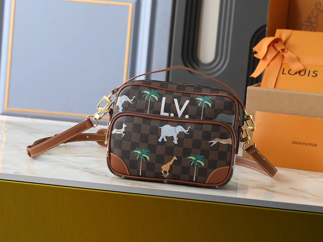 💰260💰Upgraded from the original M13987 M14016 M14988 M26068 M15296 M14682 M14025 This Nil handbag shines with the elegant luster of cow leather, and uses beaded rivets to fix the Louis Vuitton Paris patch on the front. The side lock buckle highlights the urban style, and the main compartment zipper pull is embellished with LV lettering. Dimensions: 25.0 x 17.5 x 11.0 cm (length x height x width)