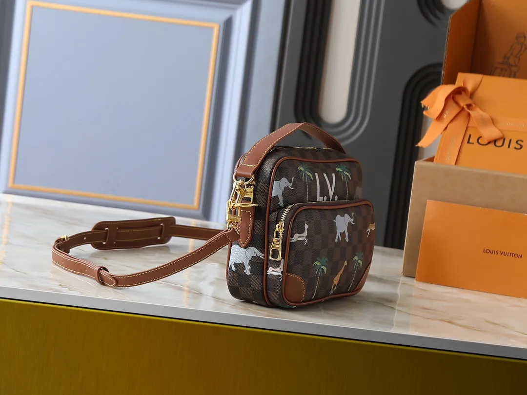 💰260💰Upgraded from the original M13987 M14016 M14988 M26068 M15296 M14682 M14025 This Nil handbag shines with the elegant luster of cow leather, and uses beaded rivets to fix the Louis Vuitton Paris patch on the front. The side lock buckle highlights the urban style, and the main compartment zipper pull is embellished with LV lettering. Dimensions: 25.0 x 17.5 x 11.0 cm (length x height x width)
