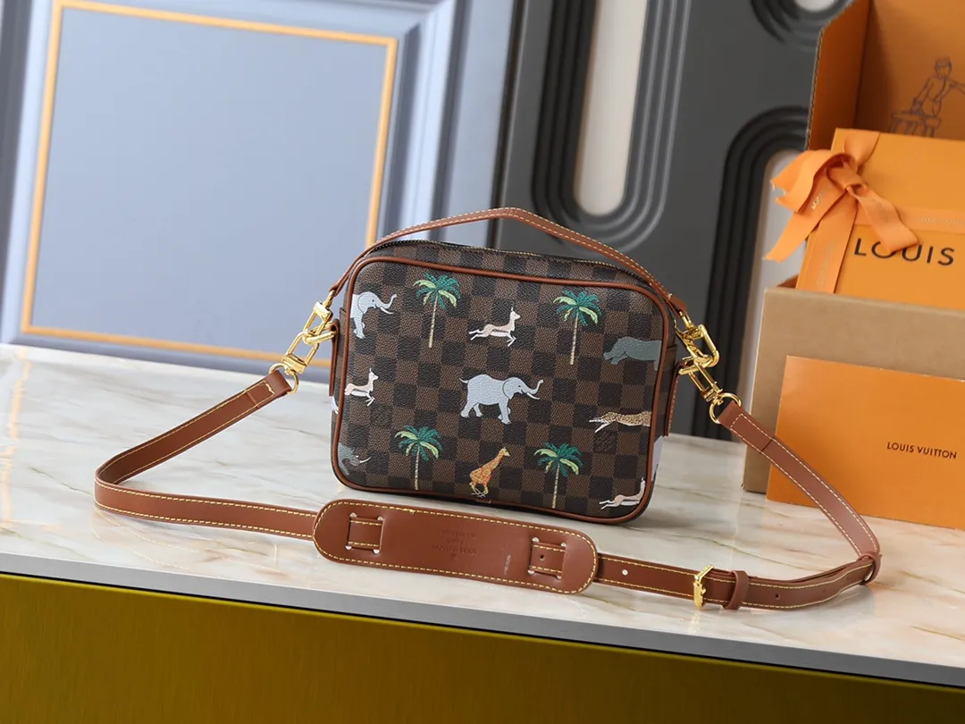 💰260💰Upgraded from the original M13987 M14016 M14988 M26068 M15296 M14682 M14025 This Nil handbag shines with the elegant luster of cow leather, and uses beaded rivets to fix the Louis Vuitton Paris patch on the front. The side lock buckle highlights the urban style, and the main compartment zipper pull is embellished with LV lettering. Dimensions: 25.0 x 17.5 x 11.0 cm (length x height x width)