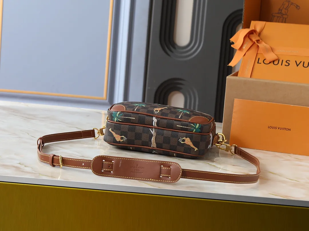 💰260💰Upgraded from the original M13987 M14016 M14988 M26068 M15296 M14682 M14025 This Nil handbag shines with the elegant luster of cow leather, and uses beaded rivets to fix the Louis Vuitton Paris patch on the front. The side lock buckle highlights the urban style, and the main compartment zipper pull is embellished with LV lettering. Dimensions: 25.0 x 17.5 x 11.0 cm (length x height x width)