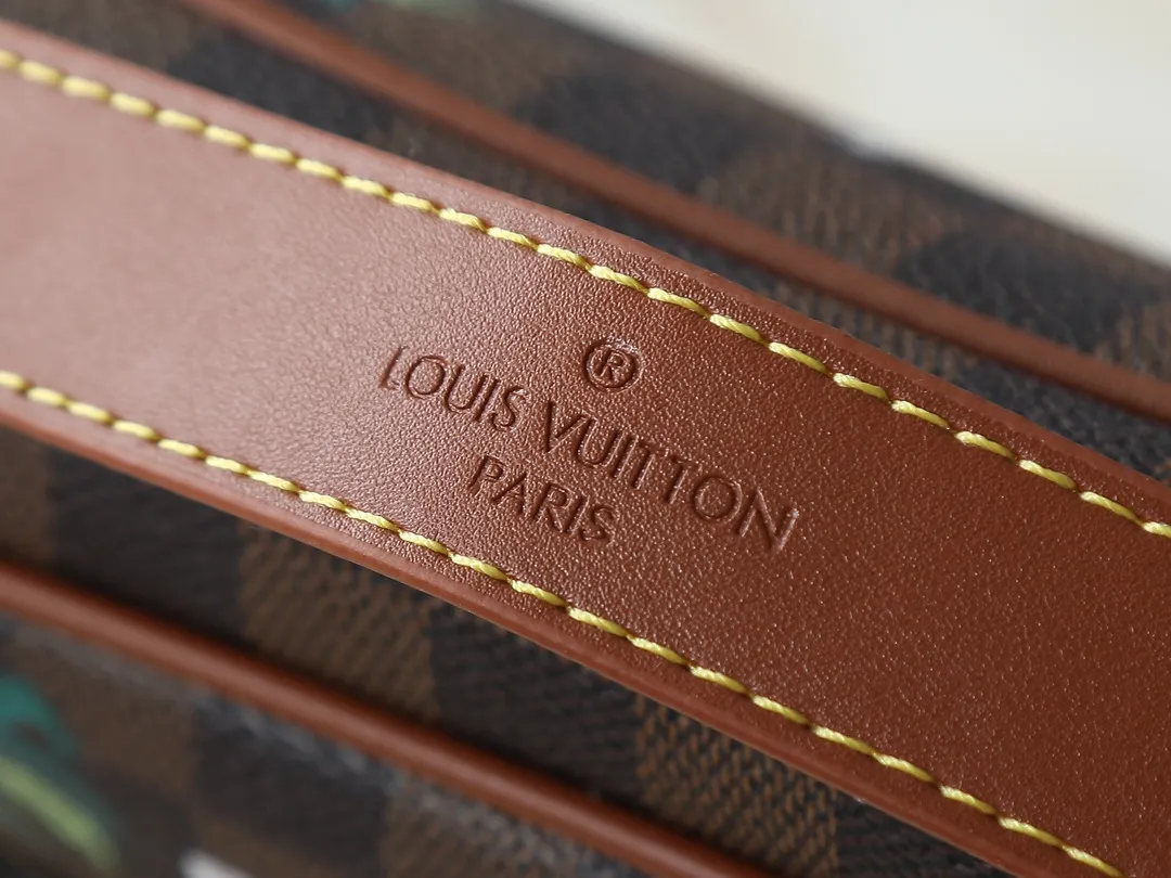 💰260💰Upgraded from the original M13987 M14016 M14988 M26068 M15296 M14682 M14025 This Nil handbag shines with the elegant luster of cow leather, and uses beaded rivets to fix the Louis Vuitton Paris patch on the front. The side lock buckle highlights the urban style, and the main compartment zipper pull is embellished with LV lettering. Dimensions: 25.0 x 17.5 x 11.0 cm (length x height x width)