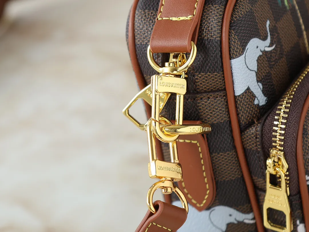 💰260💰Upgraded from the original M13987 M14016 M14988 M26068 M15296 M14682 M14025 This Nil handbag shines with the elegant luster of cow leather, and uses beaded rivets to fix the Louis Vuitton Paris patch on the front. The side lock buckle highlights the urban style, and the main compartment zipper pull is embellished with LV lettering. Dimensions: 25.0 x 17.5 x 11.0 cm (length x height x width)