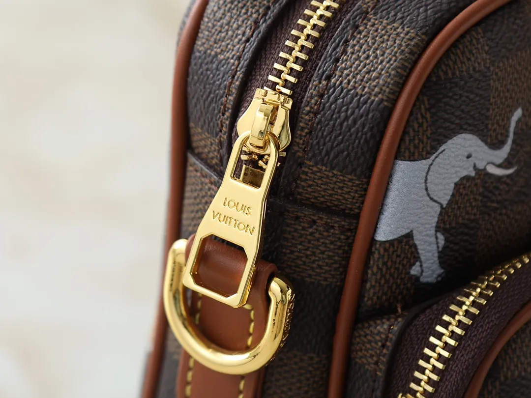 💰260💰Upgraded from the original M13987 M14016 M14988 M26068 M15296 M14682 M14025 This Nil handbag shines with the elegant luster of cow leather, and uses beaded rivets to fix the Louis Vuitton Paris patch on the front. The side lock buckle highlights the urban style, and the main compartment zipper pull is embellished with LV lettering. Dimensions: 25.0 x 17.5 x 11.0 cm (length x height x width)