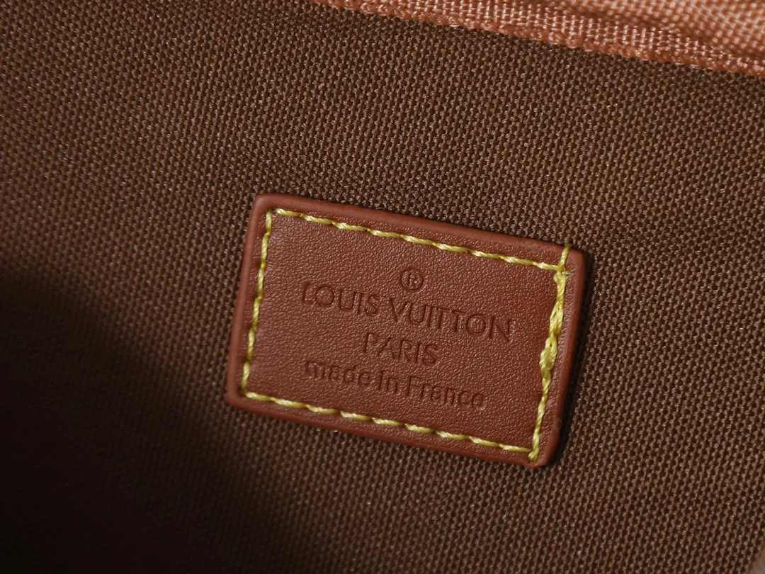 💰260💰Upgraded from the original M13987 M14016 M14988 M26068 M15296 M14682 M14025 This Nil handbag shines with the elegant luster of cow leather, and uses beaded rivets to fix the Louis Vuitton Paris patch on the front. The side lock buckle highlights the urban style, and the main compartment zipper pull is embellished with LV lettering. Dimensions: 25.0 x 17.5 x 11.0 cm (length x height x width)
