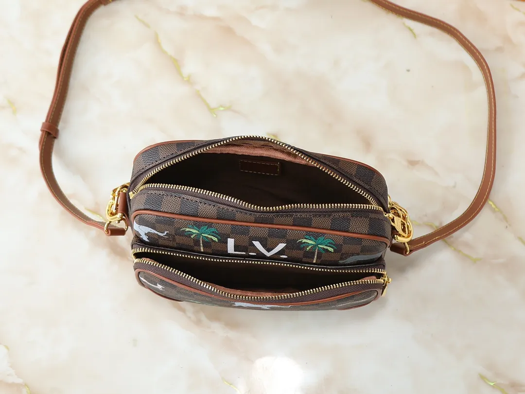💰260💰Upgraded from the original M13987 M14016 M14988 M26068 M15296 M14682 M14025 This Nil handbag shines with the elegant luster of cow leather, and uses beaded rivets to fix the Louis Vuitton Paris patch on the front. The side lock buckle highlights the urban style, and the main compartment zipper pull is embellished with LV lettering. Dimensions: 25.0 x 17.5 x 11.0 cm (length x height x width)