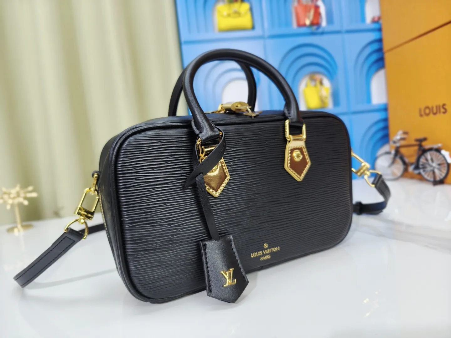 P240💰M12009 cowhide version lvfw24 show new bag This nicolas ghesquiere joined Iv's 10th anniversary show. The show was like a huge greenhouse. In the greenhouse called Iv, we saw the stars cultivated in the past ten years and the starry future. Nicolas uses memory as a guide for imagination. This show can not only see the designer's past classic creativity, but also explore different artistic visions. From familiar silhouettes to tailoring and embroidery, it presents an adventure that lasted ten years. Size 25x15cm