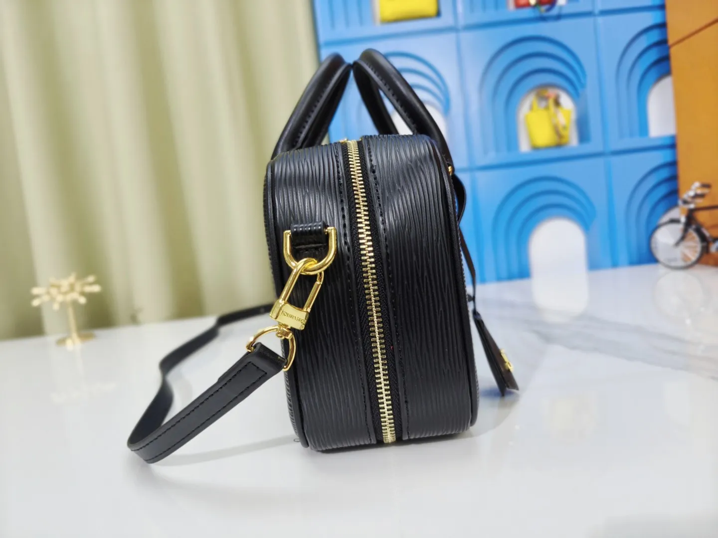 P240💰M12009 cowhide version lvfw24 show new bag This nicolas ghesquiere joined Iv's 10th anniversary show. The show was like a huge greenhouse. In the greenhouse called Iv, we saw the stars cultivated in the past ten years and the starry future. Nicolas uses memory as a guide for imagination. This show can not only see the designer's past classic creativity, but also explore different artistic visions. From familiar silhouettes to tailoring and embroidery, it presents an adventure that lasted ten years. Size 25x15cm