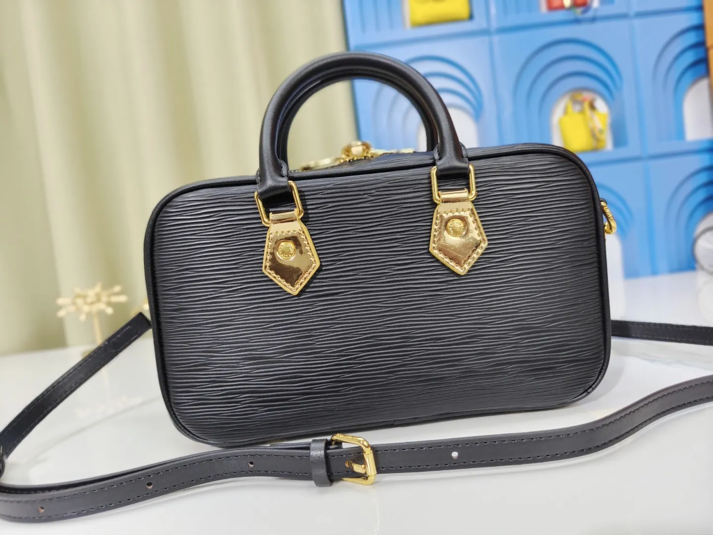 P240💰M12009 cowhide version lvfw24 show new bag This nicolas ghesquiere joined Iv's 10th anniversary show. The show was like a huge greenhouse. In the greenhouse called Iv, we saw the stars cultivated in the past ten years and the starry future. Nicolas uses memory as a guide for imagination. This show can not only see the designer's past classic creativity, but also explore different artistic visions. From familiar silhouettes to tailoring and embroidery, it presents an adventure that lasted ten years. Size 25x15cm