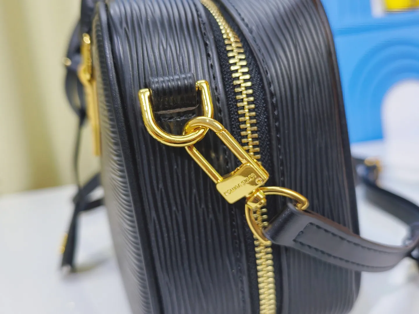 P240💰M12009 cowhide version lvfw24 show new bag This nicolas ghesquiere joined Iv's 10th anniversary show. The show was like a huge greenhouse. In the greenhouse called Iv, we saw the stars cultivated in the past ten years and the starry future. Nicolas uses memory as a guide for imagination. This show can not only see the designer's past classic creativity, but also explore different artistic visions. From familiar silhouettes to tailoring and embroidery, it presents an adventure that lasted ten years. Size 25x15cm