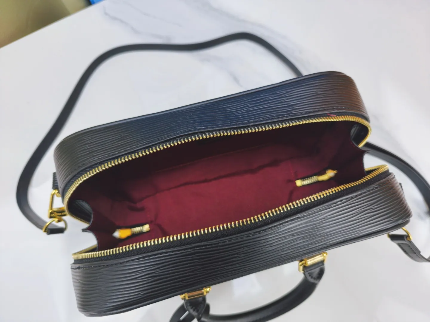 P240💰M12009 cowhide version lvfw24 show new bag This nicolas ghesquiere joined Iv's 10th anniversary show. The show was like a huge greenhouse. In the greenhouse called Iv, we saw the stars cultivated in the past ten years and the starry future. Nicolas uses memory as a guide for imagination. This show can not only see the designer's past classic creativity, but also explore different artistic visions. From familiar silhouettes to tailoring and embroidery, it presents an adventure that lasted ten years. Size 25x15cm
