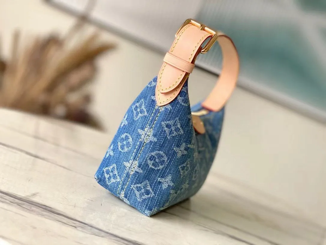💰720 The top original M82949 Mini Moon handbag is made of soft Monogram Empreinte, making eye-catching details such as the LV Circle logo on the zipper puller shine like jewelry. Denim embroidered pea bag croissant small shoulder bag with adjustable shoulder strap for shoulder, elbow and hand carry. Dimensions: 20.5 x 6 x 16 cm (length x height x width)