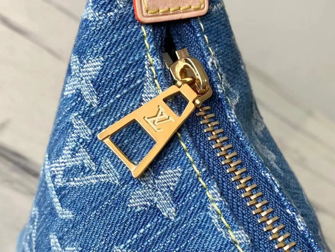 💰720 The top original M82949 Mini Moon handbag is made of soft Monogram Empreinte, making eye-catching details such as the LV Circle logo on the zipper puller shine like jewelry. Denim embroidered pea bag croissant small shoulder bag with adjustable shoulder strap for shoulder, elbow and hand carry. Dimensions: 20.5 x 6 x 16 cm (length x height x width)