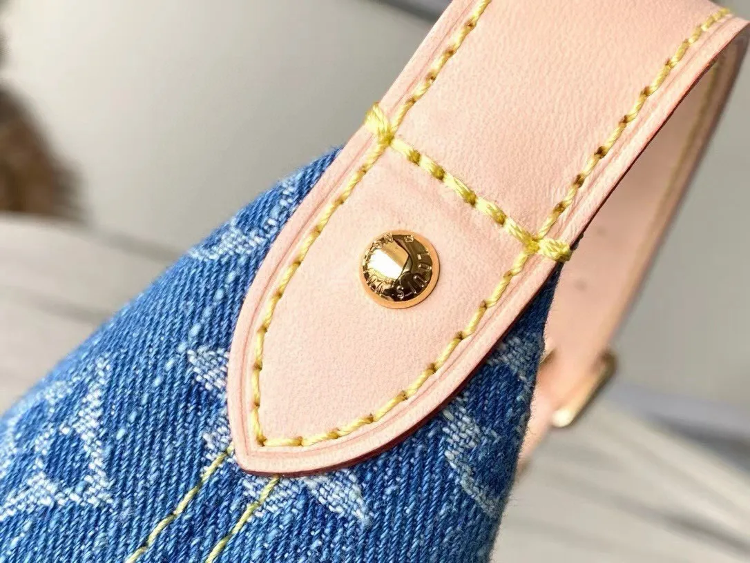 💰720 The top original M82949 Mini Moon handbag is made of soft Monogram Empreinte, making eye-catching details such as the LV Circle logo on the zipper puller shine like jewelry. Denim embroidered pea bag croissant small shoulder bag with adjustable shoulder strap for shoulder, elbow and hand carry. Dimensions: 20.5 x 6 x 16 cm (length x height x width)