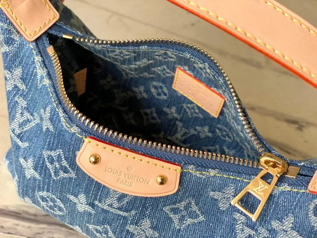💰720 The top original M82949 Mini Moon handbag is made of soft Monogram Empreinte, making eye-catching details such as the LV Circle logo on the zipper puller shine like jewelry. Denim embroidered pea bag croissant small shoulder bag with adjustable shoulder strap for shoulder, elbow and hand carry. Dimensions: 20.5 x 6 x 16 cm (length x height x width)