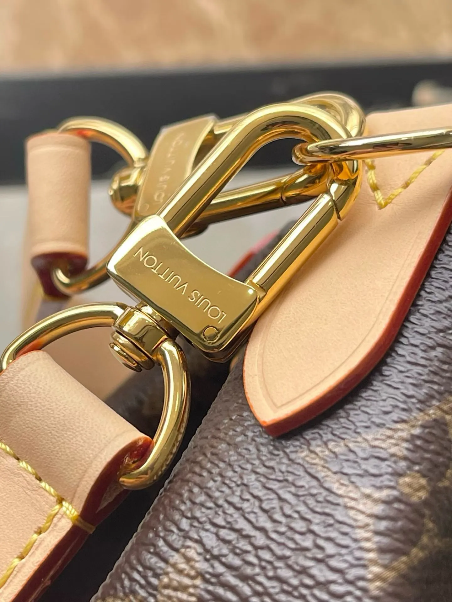 💰940 Top original order M26040 This Odyssee medium handbag reinterprets Louis Vuitton's classic design from a modern perspective, with a casual style that fits an active lifestyle. Its design is inspired by the brand's Excursion backpack, which is made of Monogram canvas and decorated with decorative buckles and practical drawstring designs to ensure that your belongings are securely stored. It has just the right capacity to easily store daily necessities and has multiple pockets. Its name comes from Ulysses' journey home in the ancient Greek epic "The Odyssey", echoing the narrative theme of the 2025 autumn and winter show. Dimensions: 36 × 24 × 18 cm