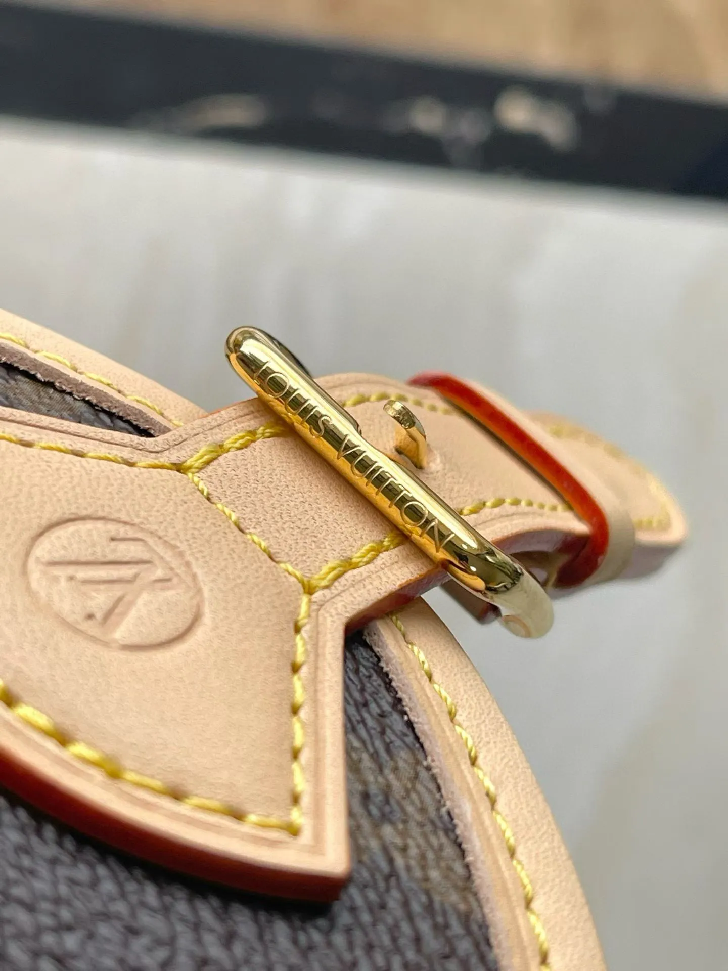 💰940 Top original order M26040 This Odyssee medium handbag reinterprets Louis Vuitton's classic design from a modern perspective, with a casual style that fits an active lifestyle. Its design is inspired by the brand's Excursion backpack, which is made of Monogram canvas and decorated with decorative buckles and practical drawstring designs to ensure that your belongings are securely stored. It has just the right capacity to easily store daily necessities and has multiple pockets. Its name comes from Ulysses' journey home in the ancient Greek epic "The Odyssey", echoing the narrative theme of the 2025 autumn and winter show. Dimensions: 36 × 24 × 18 cm