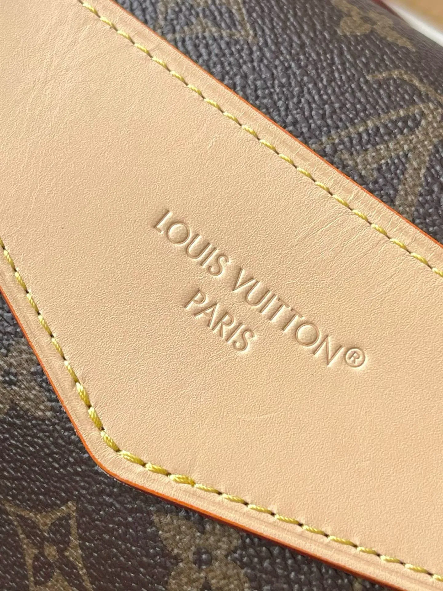💰940 Top original order M26040 This Odyssee medium handbag reinterprets Louis Vuitton's classic design from a modern perspective, with a casual style that fits an active lifestyle. Its design is inspired by the brand's Excursion backpack, which is made of Monogram canvas and decorated with decorative buckles and practical drawstring designs to ensure that your belongings are securely stored. It has just the right capacity to easily store daily necessities and has multiple pockets. Its name comes from Ulysses' journey home in the ancient Greek epic "The Odyssey", echoing the narrative theme of the 2025 autumn and winter show. Dimensions: 36 × 24 × 18 cm