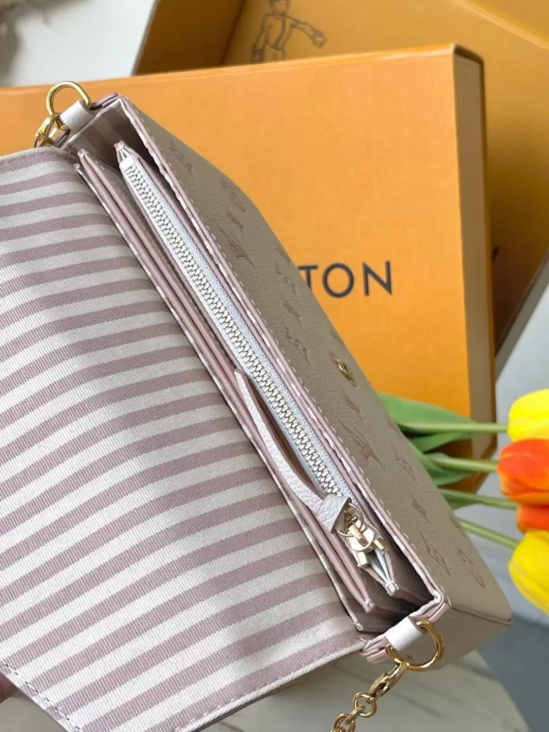 💰780 (first-grain leather) top original order M14968 This Pochette Felicie chain bag is dip-dyed in double-tone leather and equipped with detachable pockets with zippers and card compartments. A new interpretation of the Monogram pattern is laid out on it. The dazzling chain offers a variety of carrying options, allowing you to move elegantly between day and night. Dimensions: 21 × 12 × 3 cm