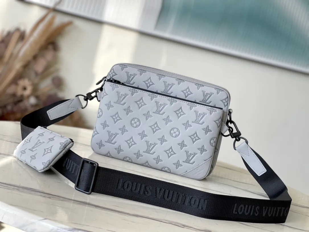 💰1060 (top-grain leather) top-grade original M46603 gray embossed This Trio messenger bag is made of Monogram embossed cow leather. The zippered front pocket and the small coin purse on the shoulder strap are both detachable, enriching the functional design with the main compartment. The removable and adjustable jacquard fabric shoulder strap is marked with the brand's logo for comfortable shoulder and cross-body wear. Dimensions: 25 x 18.5 x 7 cm