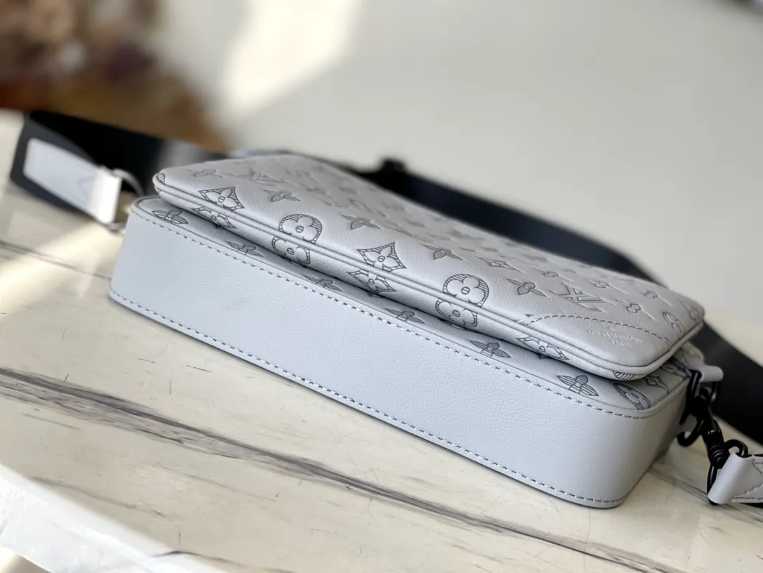 💰1060 (top-grain leather) top-grade original M46603 gray embossed This Trio messenger bag is made of Monogram embossed cow leather. The zippered front pocket and the small coin purse on the shoulder strap are both detachable, enriching the functional design with the main compartment. The removable and adjustable jacquard fabric shoulder strap is marked with the brand's logo for comfortable shoulder and cross-body wear. Dimensions: 25 x 18.5 x 7 cm