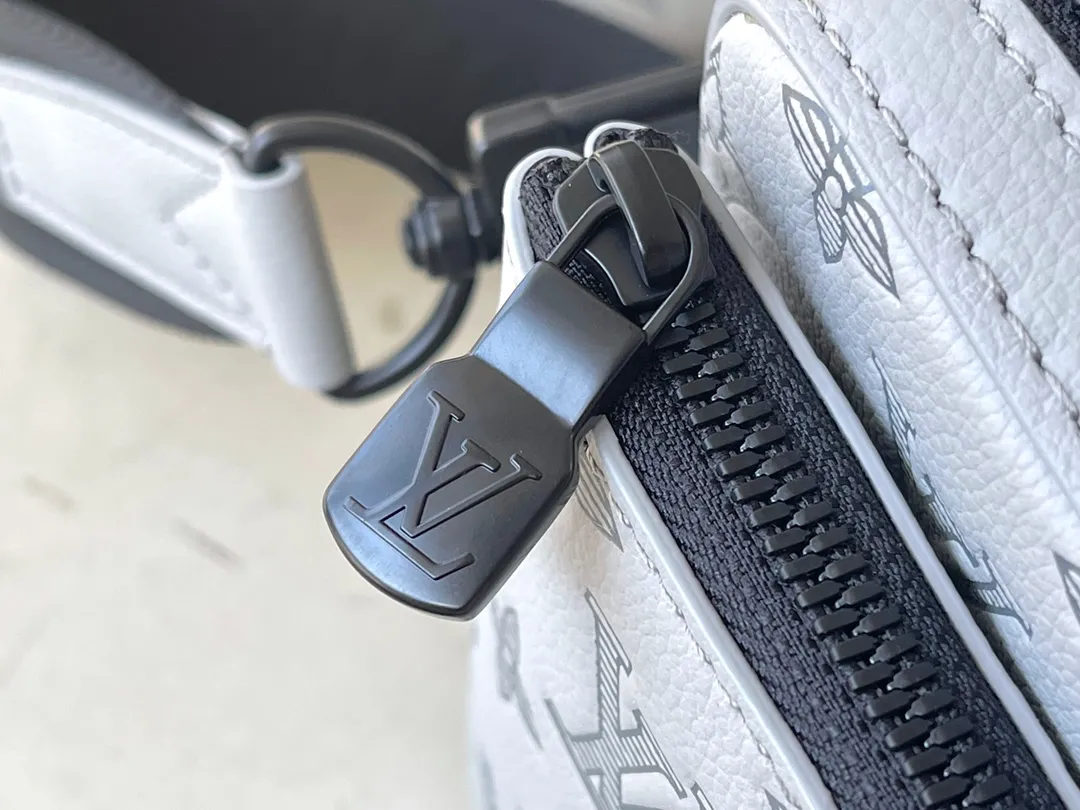 💰1060 (top-grain leather) top-grade original M46603 gray embossed This Trio messenger bag is made of Monogram embossed cow leather. The zippered front pocket and the small coin purse on the shoulder strap are both detachable, enriching the functional design with the main compartment. The removable and adjustable jacquard fabric shoulder strap is marked with the brand's logo for comfortable shoulder and cross-body wear. Dimensions: 25 x 18.5 x 7 cm