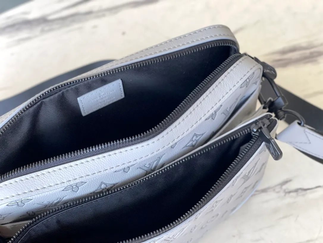 💰1060 (top-grain leather) top-grade original M46603 gray embossed This Trio messenger bag is made of Monogram embossed cow leather. The zippered front pocket and the small coin purse on the shoulder strap are both detachable, enriching the functional design with the main compartment. The removable and adjustable jacquard fabric shoulder strap is marked with the brand's logo for comfortable shoulder and cross-body wear. Dimensions: 25 x 18.5 x 7 cm