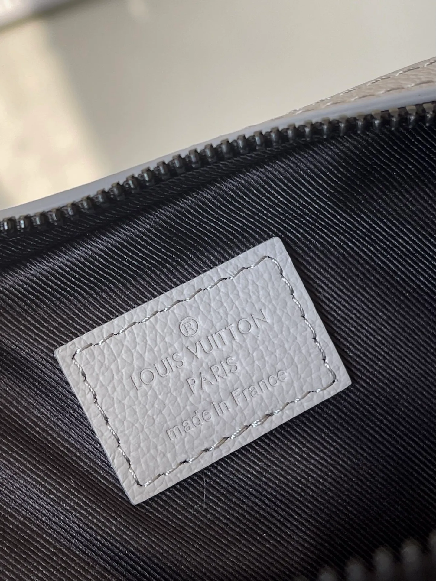 💰1060 (top-grain leather) top-grade original M46603 gray embossed This Trio messenger bag is made of Monogram embossed cow leather. The zippered front pocket and the small coin purse on the shoulder strap are both detachable, enriching the functional design with the main compartment. The removable and adjustable jacquard fabric shoulder strap is marked with the brand's logo for comfortable shoulder and cross-body wear. Dimensions: 25 x 18.5 x 7 cm