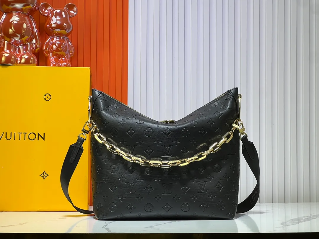 Batch 260💰Upgraded original M12068 M12071 M12072 This new Coussin series of hobo bags combines fashion and functionality, and combines the series’ iconic design elements. The bag is made of smooth cotton-paved leather and is embossed with the brand's Monogram pattern. The signature thick chain strap is accented with gold-tone hardware, while the wide detachable textile shoulder strap allows you to carry it in different ways. This versatile style is large enough to hold a laptop and features a removable zip pocket. Dimensions: 38x33x10 cm