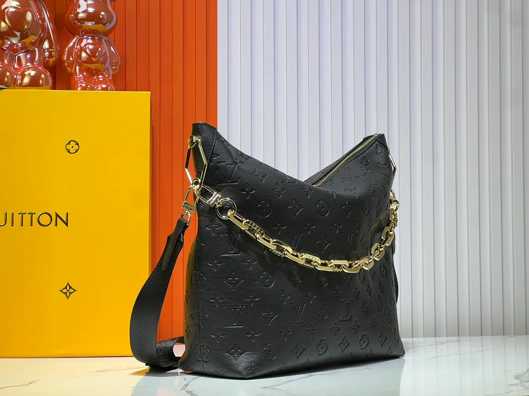 Batch 260💰Upgraded original M12068 M12071 M12072 This new Coussin series of hobo bags combines fashion and functionality, and combines the series’ iconic design elements. The bag is made of smooth cotton-paved leather and is embossed with the brand's Monogram pattern. The signature thick chain strap is accented with gold-tone hardware, while the wide detachable textile shoulder strap allows you to carry it in different ways. This versatile style is large enough to hold a laptop and features a removable zip pocket. Dimensions: 38x33x10 cm