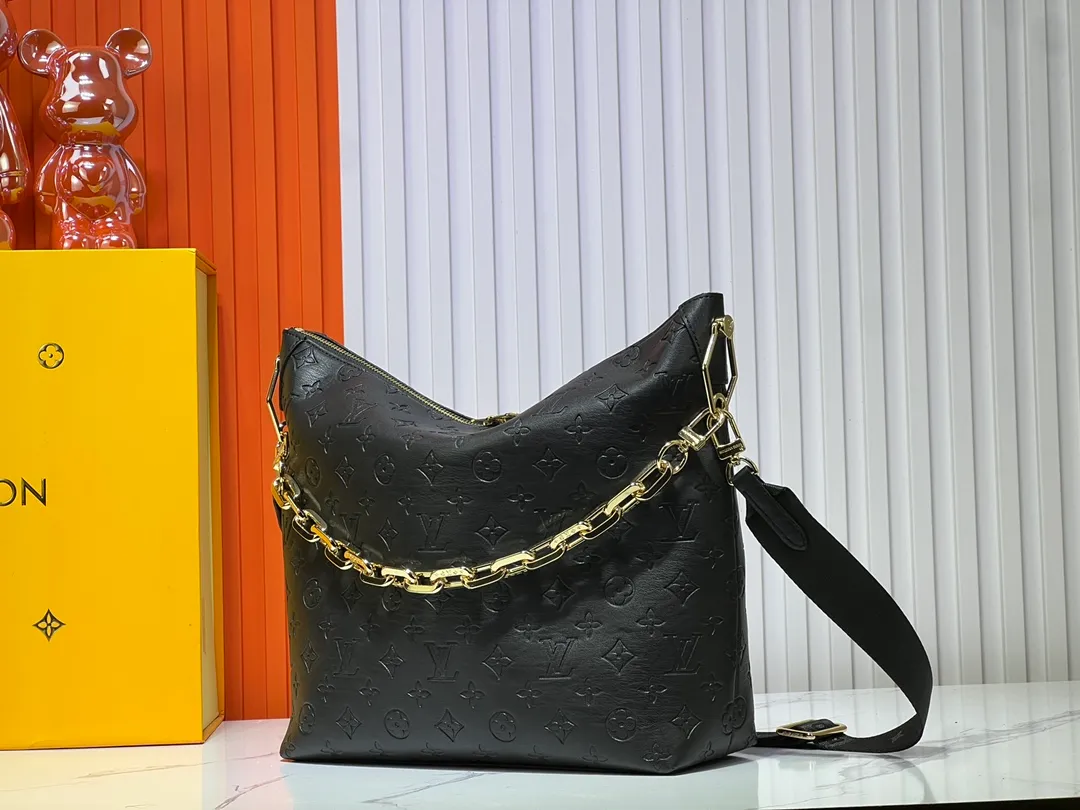Batch 260💰Upgraded original M12068 M12071 M12072 This new Coussin series of hobo bags combines fashion and functionality, and combines the series’ iconic design elements. The bag is made of smooth cotton-paved leather and is embossed with the brand's Monogram pattern. The signature thick chain strap is accented with gold-tone hardware, while the wide detachable textile shoulder strap allows you to carry it in different ways. This versatile style is large enough to hold a laptop and features a removable zip pocket. Dimensions: 38x33x10 cm