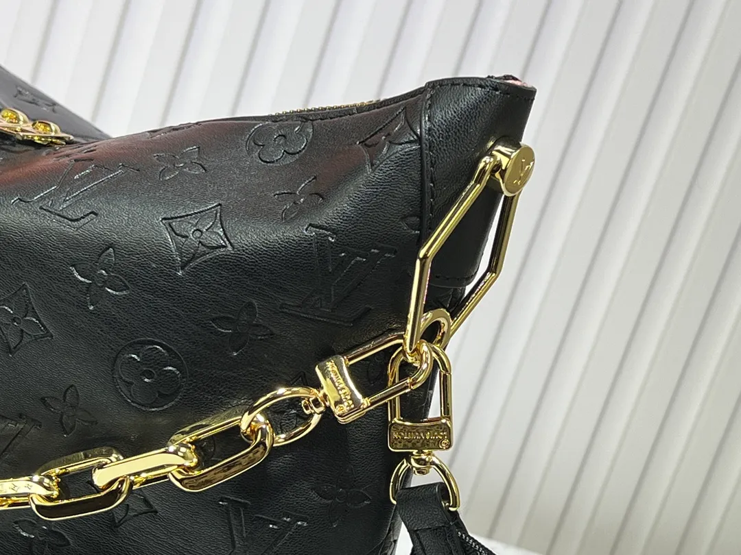 Batch 260💰Upgraded original M12068 M12071 M12072 This new Coussin series of hobo bags combines fashion and functionality, and combines the series’ iconic design elements. The bag is made of smooth cotton-paved leather and is embossed with the brand's Monogram pattern. The signature thick chain strap is accented with gold-tone hardware, while the wide detachable textile shoulder strap allows you to carry it in different ways. This versatile style is large enough to hold a laptop and features a removable zip pocket. Dimensions: 38x33x10 cm