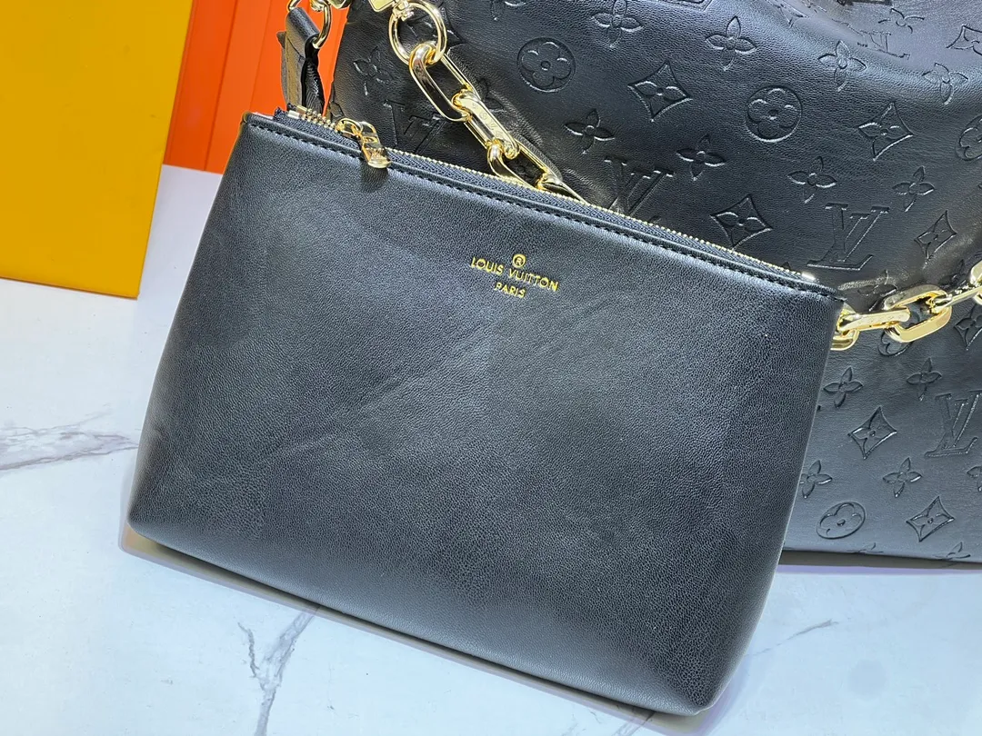 Batch 260💰Upgraded original M12068 M12071 M12072 This new Coussin series of hobo bags combines fashion and functionality, and combines the series’ iconic design elements. The bag is made of smooth cotton-paved leather and is embossed with the brand's Monogram pattern. The signature thick chain strap is accented with gold-tone hardware, while the wide detachable textile shoulder strap allows you to carry it in different ways. This versatile style is large enough to hold a laptop and features a removable zip pocket. Dimensions: 38x33x10 cm