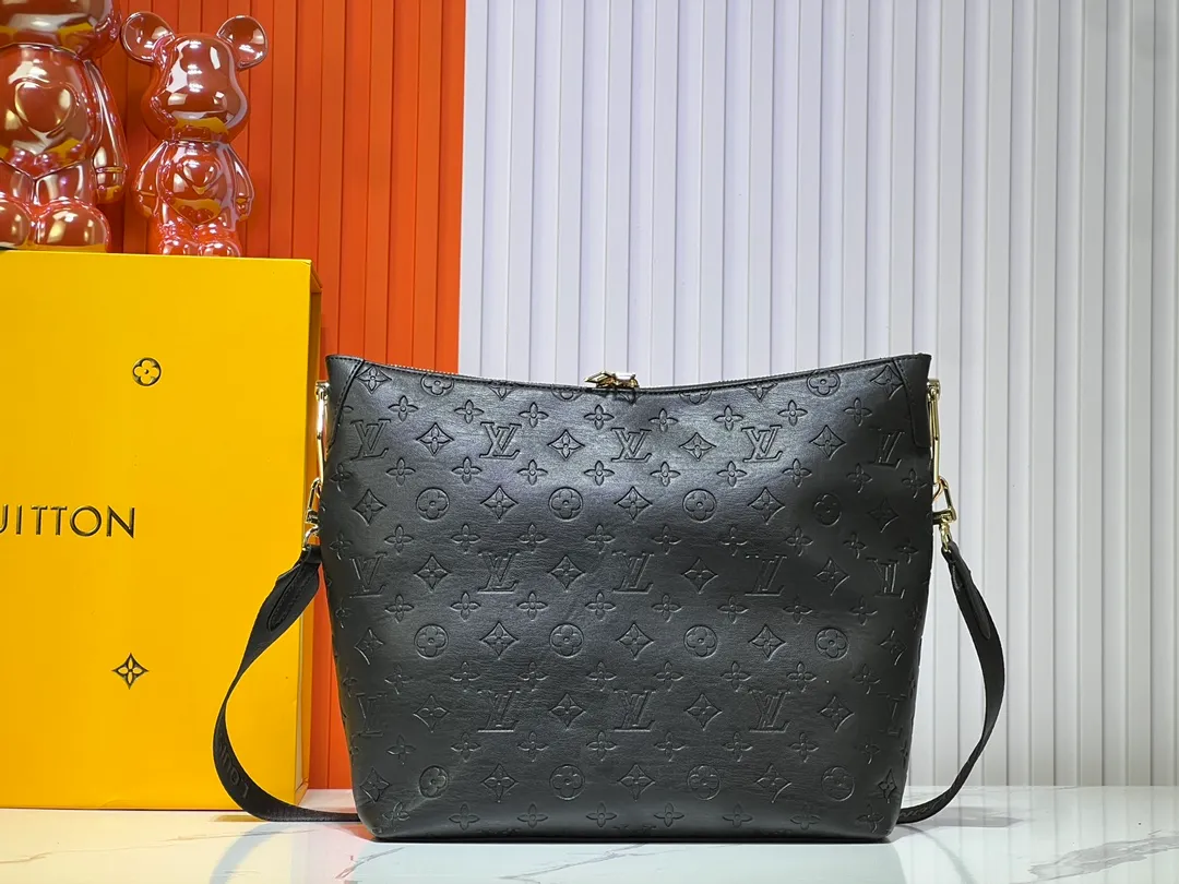Batch 260💰Upgraded original M12068 M12071 M12072 This new Coussin series of hobo bags combines fashion and functionality, and combines the series’ iconic design elements. The bag is made of smooth cotton-paved leather and is embossed with the brand's Monogram pattern. The signature thick chain strap is accented with gold-tone hardware, while the wide detachable textile shoulder strap allows you to carry it in different ways. This versatile style is large enough to hold a laptop and features a removable zip pocket. Dimensions: 38x33x10 cm