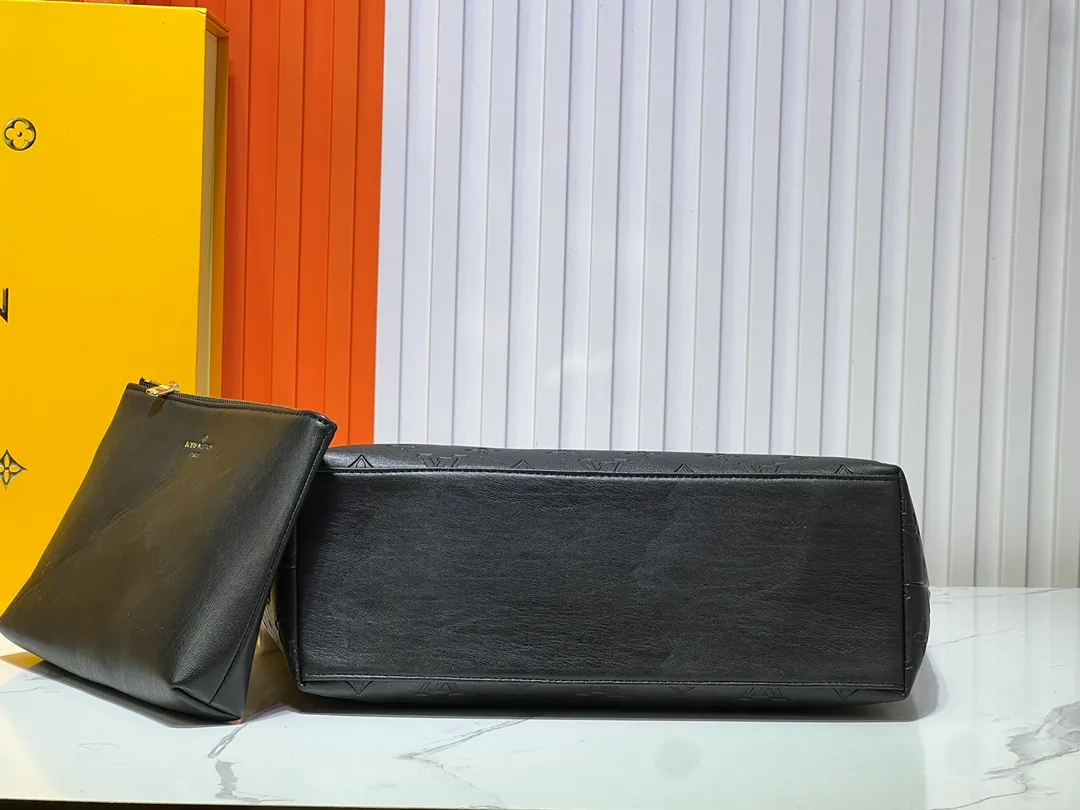 Batch 260💰Upgraded original M12068 M12071 M12072 This new Coussin series of hobo bags combines fashion and functionality, and combines the series’ iconic design elements. The bag is made of smooth cotton-paved leather and is embossed with the brand's Monogram pattern. The signature thick chain strap is accented with gold-tone hardware, while the wide detachable textile shoulder strap allows you to carry it in different ways. This versatile style is large enough to hold a laptop and features a removable zip pocket. Dimensions: 38x33x10 cm