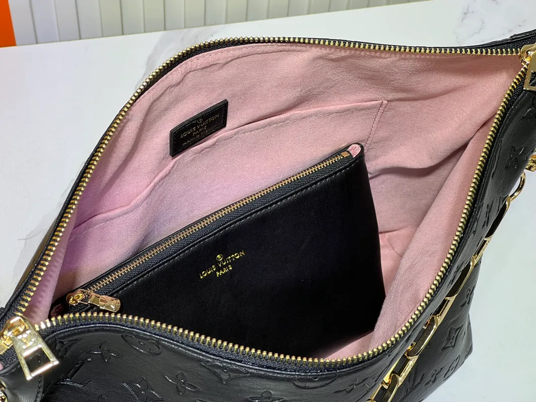 Batch 260💰Upgraded original M12068 M12071 M12072 This new Coussin series of hobo bags combines fashion and functionality, and combines the series’ iconic design elements. The bag is made of smooth cotton-paved leather and is embossed with the brand's Monogram pattern. The signature thick chain strap is accented with gold-tone hardware, while the wide detachable textile shoulder strap allows you to carry it in different ways. This versatile style is large enough to hold a laptop and features a removable zip pocket. Dimensions: 38x33x10 cm