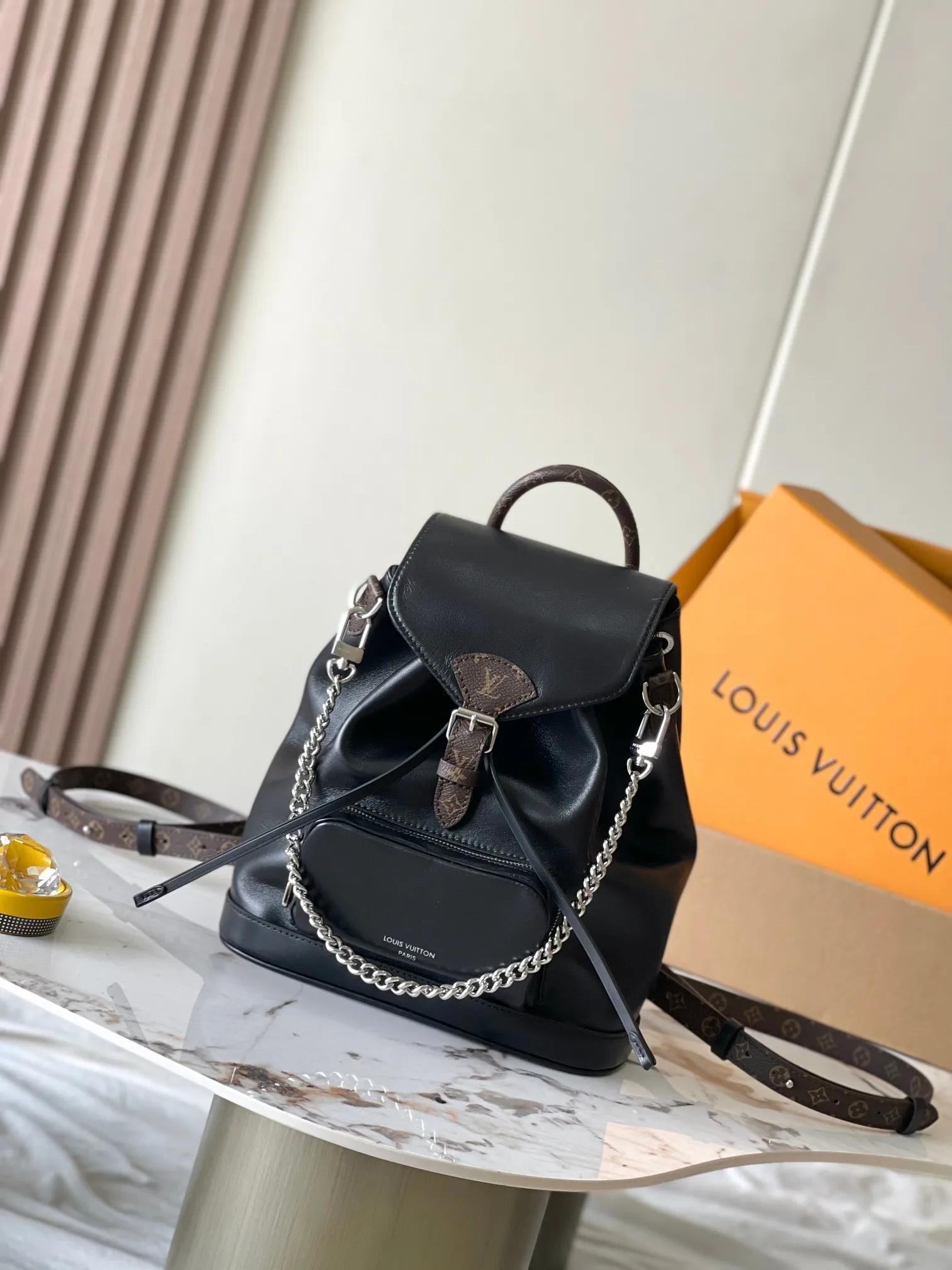 💰2700 [Special grade MB chip version original leather] This Montsouris small backpack is made of shiny sheepskin Model: M12587 black dynamic chip version Material: A-grade all-steel hardware, imported original fabric Packaging: full set of original duty-free MB packaging Size: 28*30*18CM