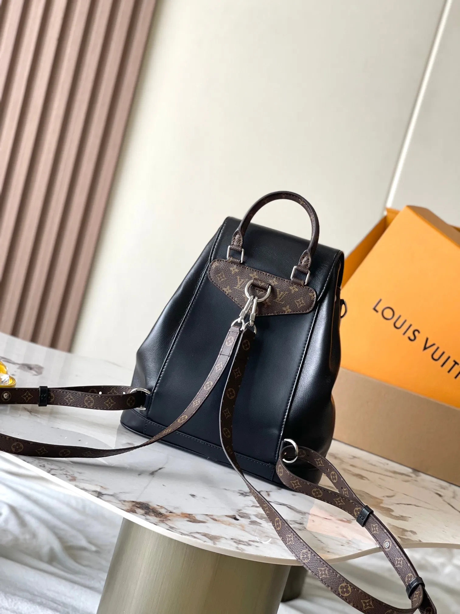 💰2700 [Special grade MB chip version original leather] This Montsouris small backpack is made of shiny sheepskin Model: M12587 black dynamic chip version Material: A-grade all-steel hardware, imported original fabric Packaging: full set of original duty-free MB packaging Size: 28*30*18CM